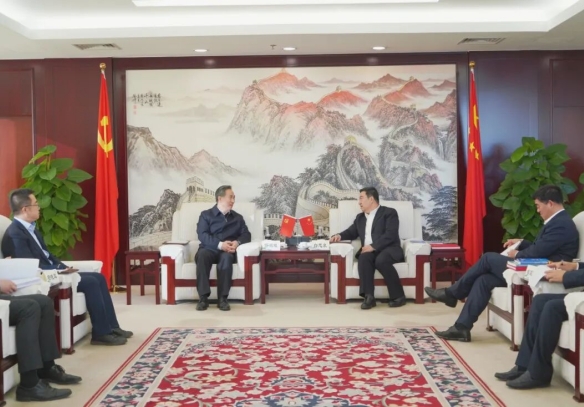 白忠泉董事長(zhǎng)與中國貿(mào)促會(huì)會(huì)長(zhǎng)任鴻斌會(huì)談